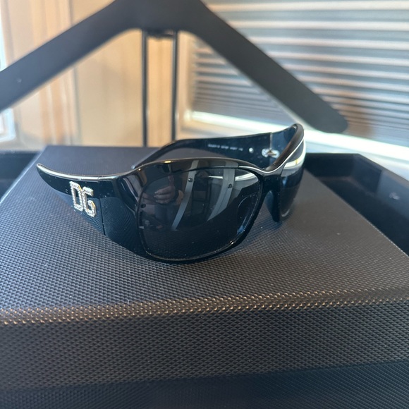 Authentic Dolce & Gabbana Sunglasses GENTLY LOVED - Picture 2 of 3